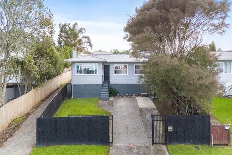 Photo of property in 1/17 Crystal Avenue, Glendene, Auckland, 0602