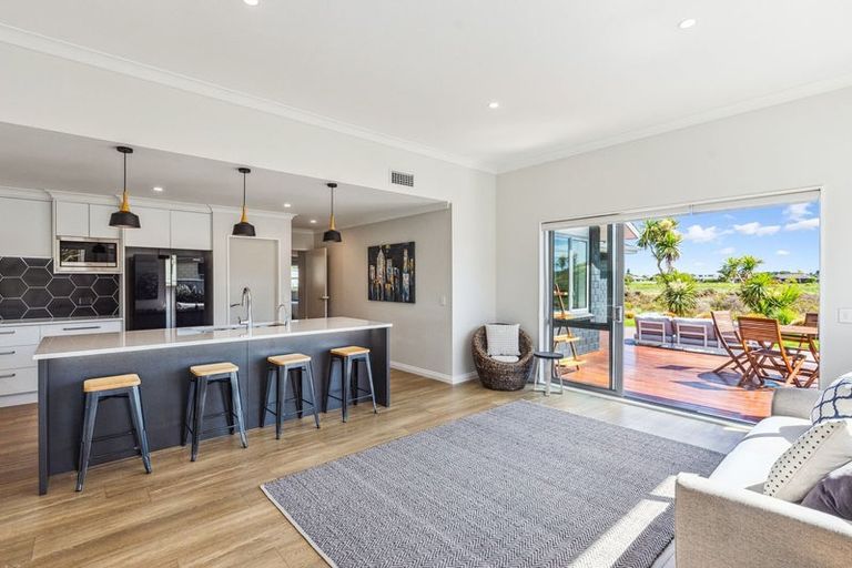 Photo of property in 11 Taranui Way, Paraparaumu Beach, Paraparaumu, 5032