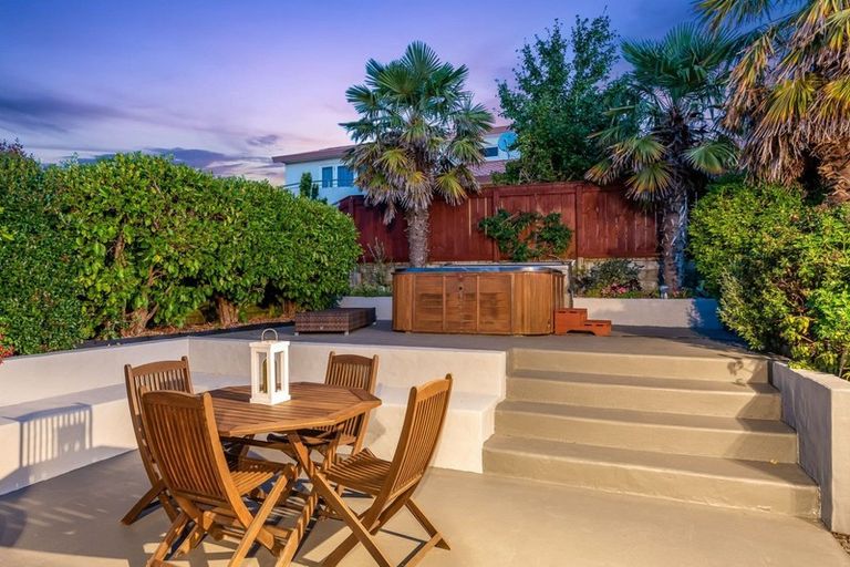 Photo of property in 12 Millennium Hill, Paraparaumu, 5032