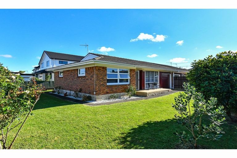 Photo of property in 2 Chestnut Road, Papatoetoe, Auckland, 2025