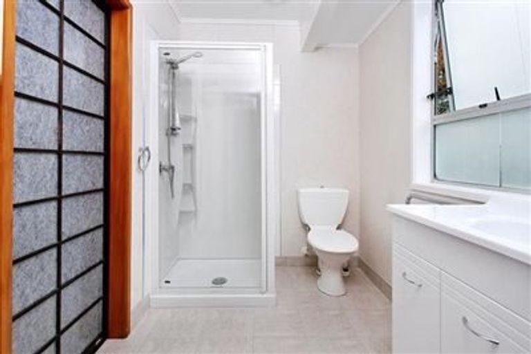 Photo of property in 15 Kerria Place, Sunnynook, Auckland, 0620