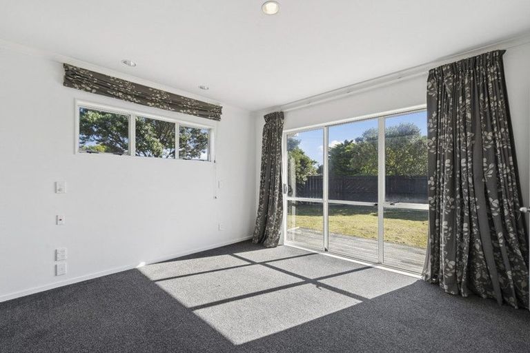 Photo of property in 5 Adrian Grove, Waikanae Beach, Waikanae, 5036