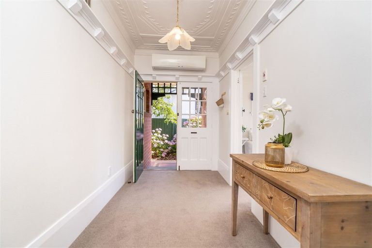 Photo of property in 62 Royal Crescent, Saint Kilda, Dunedin, 9012