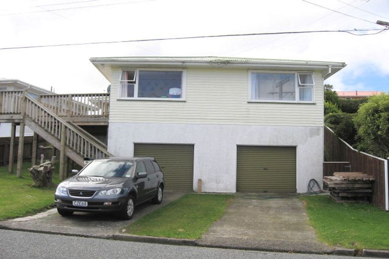 Photo of property in 22 Longcroft Terrace, Newlands, Wellington, 6037
