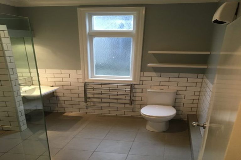 Photo of property in 122 Rongotai Road, Kilbirnie, Wellington, 6022