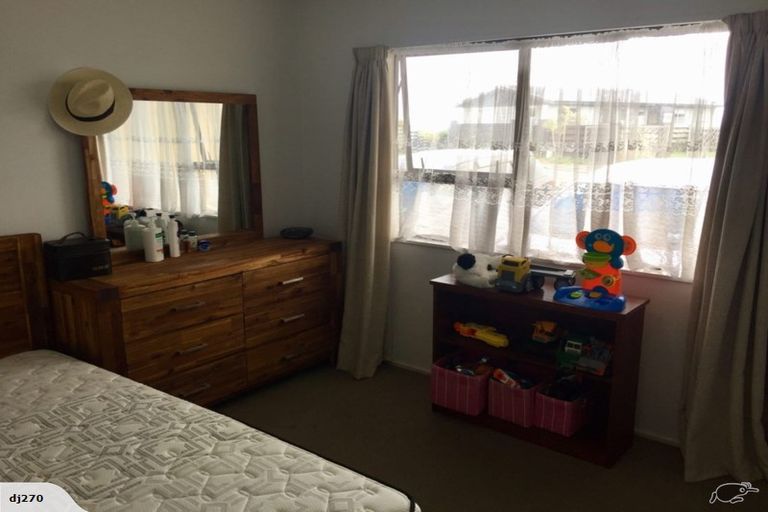 Photo of property in 41a Sunhaven Drive, Newlands, Wellington, 6037