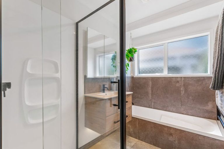 Photo of property in 32 Neil Avenue, Te Atatu Peninsula, Auckland, 0610