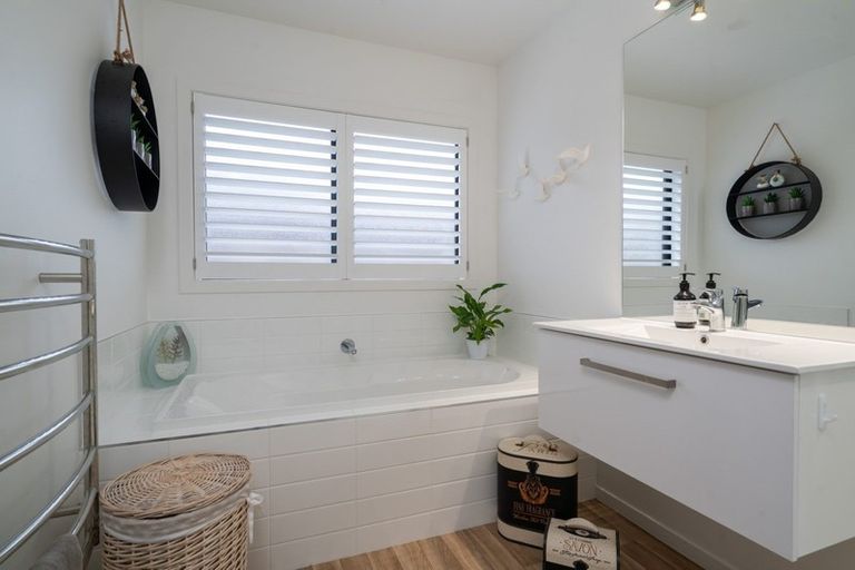 Photo of property in 15 Huka Heights Drive, Rangatira Park, Taupo, 3330
