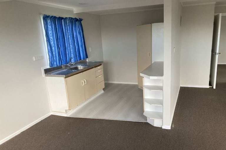 Photo of property in 16 Doone Place, Massey, Auckland, 0614