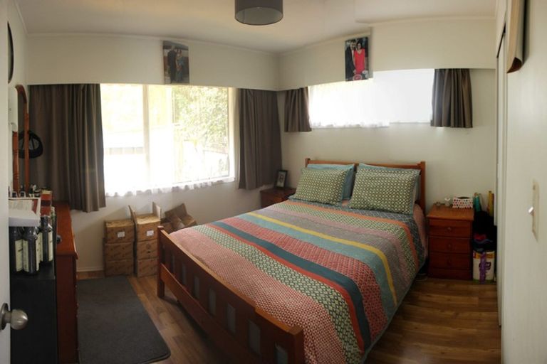 Photo of property in 1/4 Tusac Place, Totara Vale, Auckland, 0627