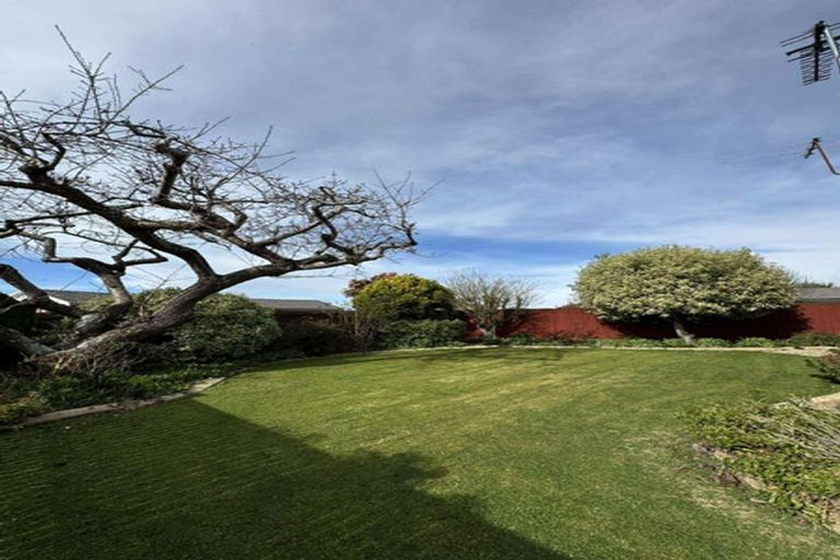 Photo of property in 17 Beeston Place, Redwood, Christchurch, 8051