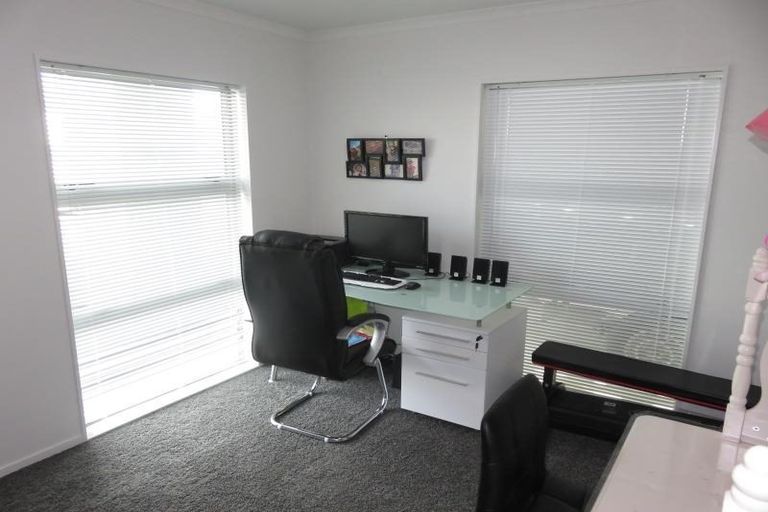 Photo of property in 17 Cresswell Place, Johnsonville, Wellington, 6037