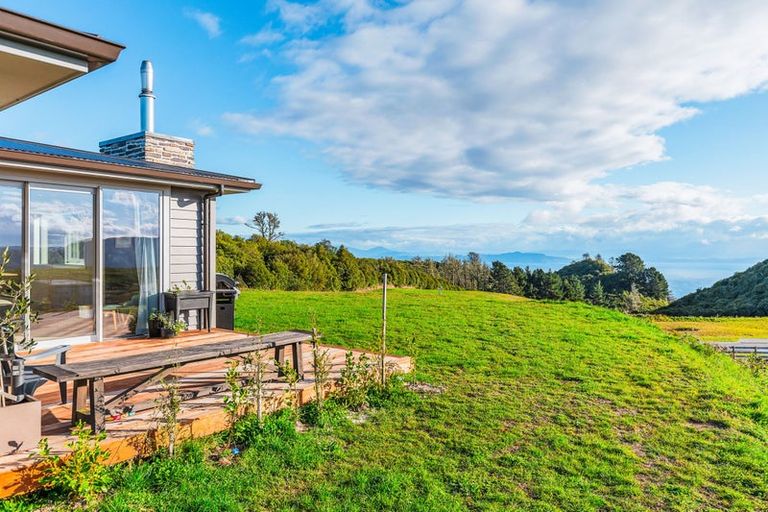 Photo of property in 5 Glendas Way, Acacia Bay, Taupo, 3385
