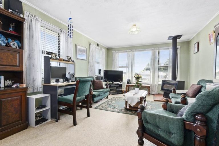 Photo of property in 24 School Road, Te Atatu South, Auckland, 0610