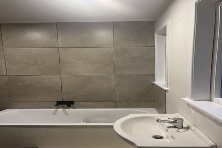 Photo of property in 25 Hutchinson Avenue, New Lynn, Auckland, 0600