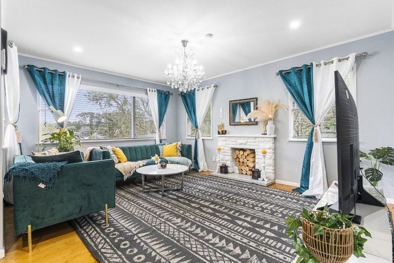 Photo of property in 1/17 Crystal Avenue, Glendene, Auckland, 0602