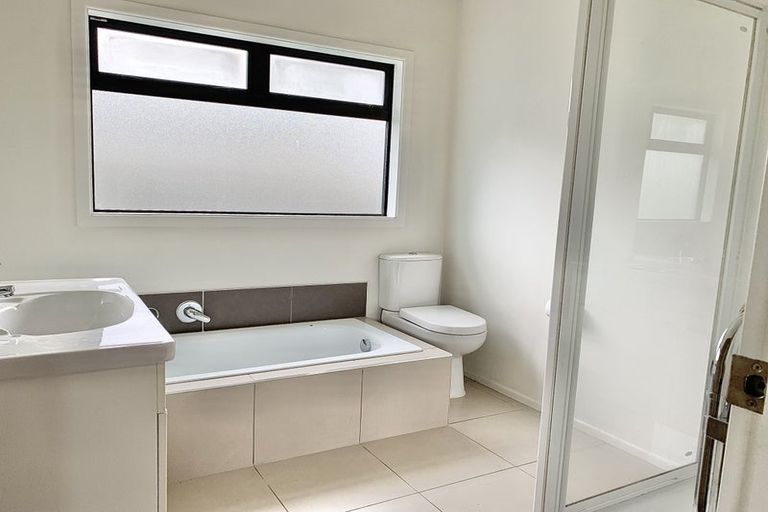 Photo of property in 8 Latham Stubbs Crescent, Waipawa, 4210