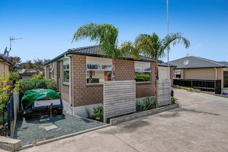 Photo of property in 8 Waitaha Close, Orewa, 0931