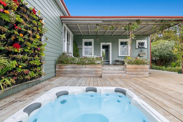 Photo of property in 1 Green Lane, Helensville, 0800