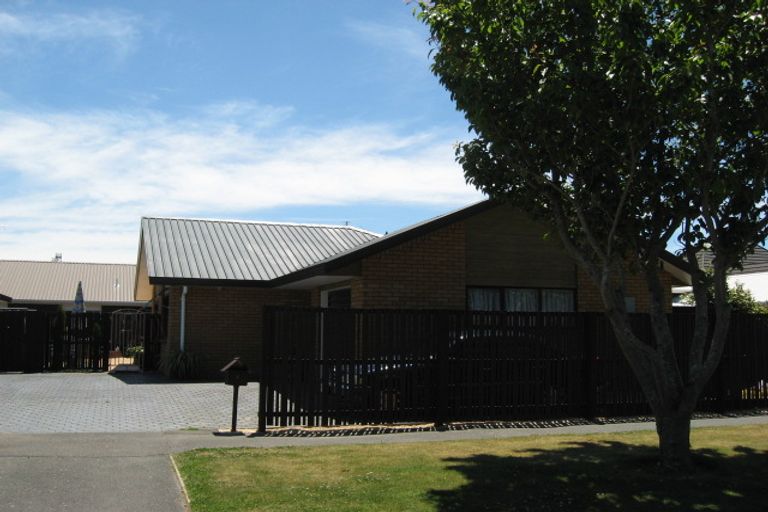 Photo of property in 1 Brockhall Lane, Avonhead, Christchurch, 8042