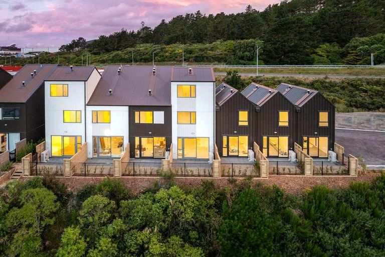 Photo of property in 92 Ara Paiwhenua, Tawa, Wellington, 5028