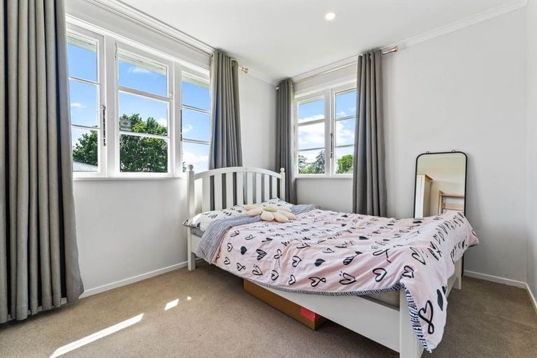Photo of property in 37 Queen Mary Avenue, New Lynn, Auckland, 0600