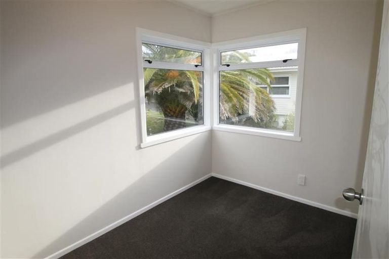 Photo of property in 70 Eskdale Road, Birkdale, Auckland, 0626