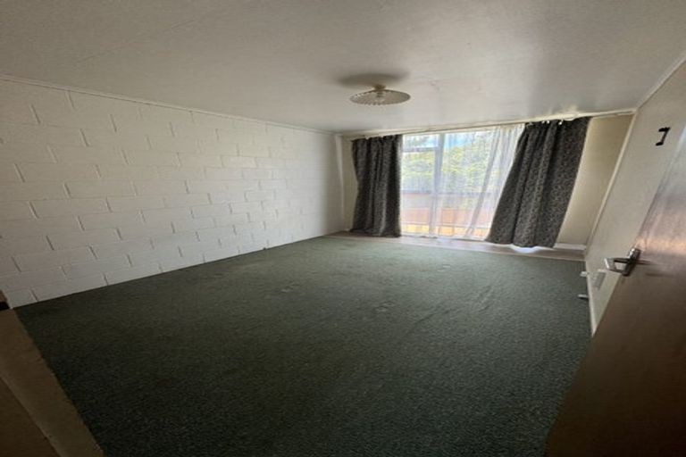 Photo of property in 25b Warrington Grove, Newlands, Wellington, 6037