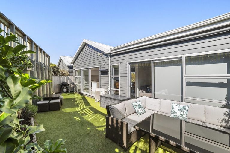 Photo of property in 35 Cresswell Place, Johnsonville, Wellington, 6037