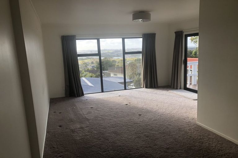 Photo of property in 1/146 Sunset Road, Unsworth Heights, Auckland, 0632