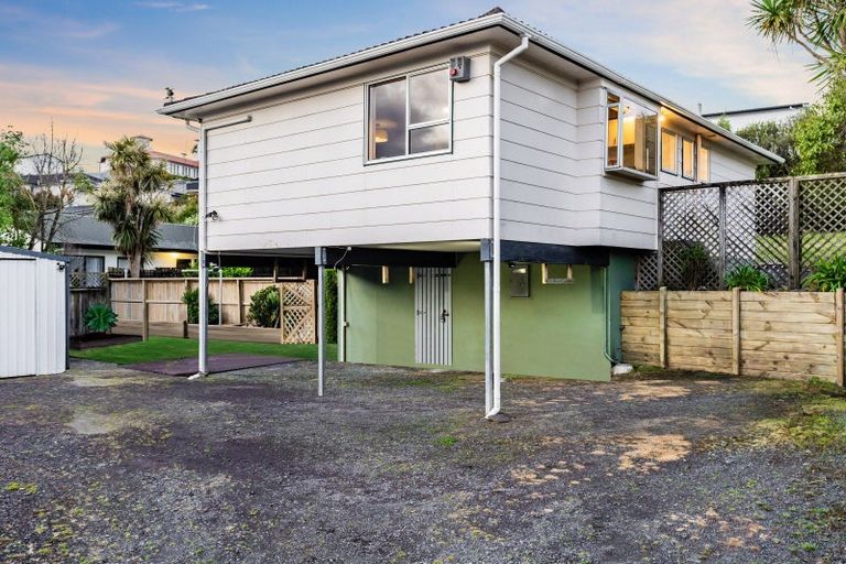 Photo of property in 25 Helleur Road, Massey, Auckland, 0614
