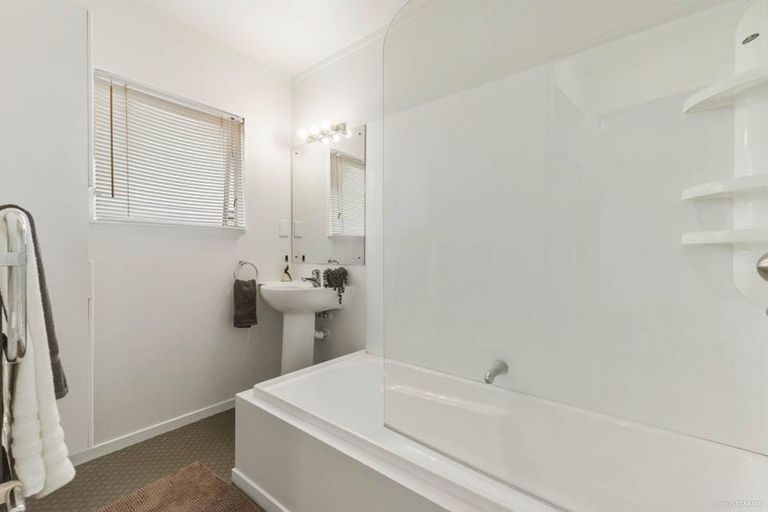 Photo of property in 3/169 Chivalry Road, Glenfield, Auckland, 0629