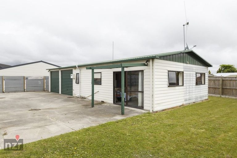 Photo of property in 26 Cumberland Place, Kelvin Grove, Palmerston North, 4414