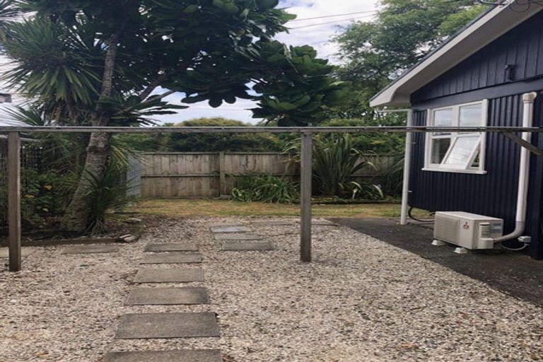 Photo of property in 2/2 Earl Road, Titirangi, Auckland, 0604