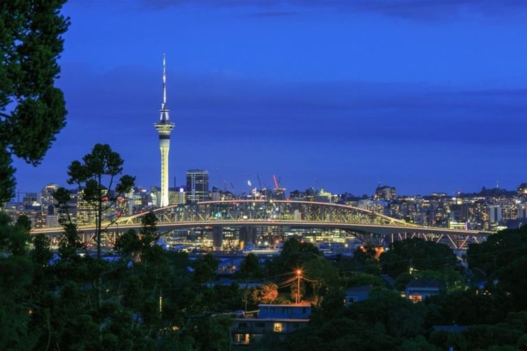 Photo of property in 2/10a Wernham Place, Northcote, Auckland, 0626