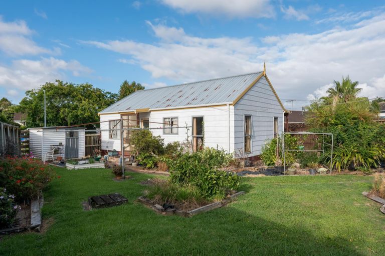 Photo of property in 16 Cairngorm Place, Highland Park, Auckland, 2010
