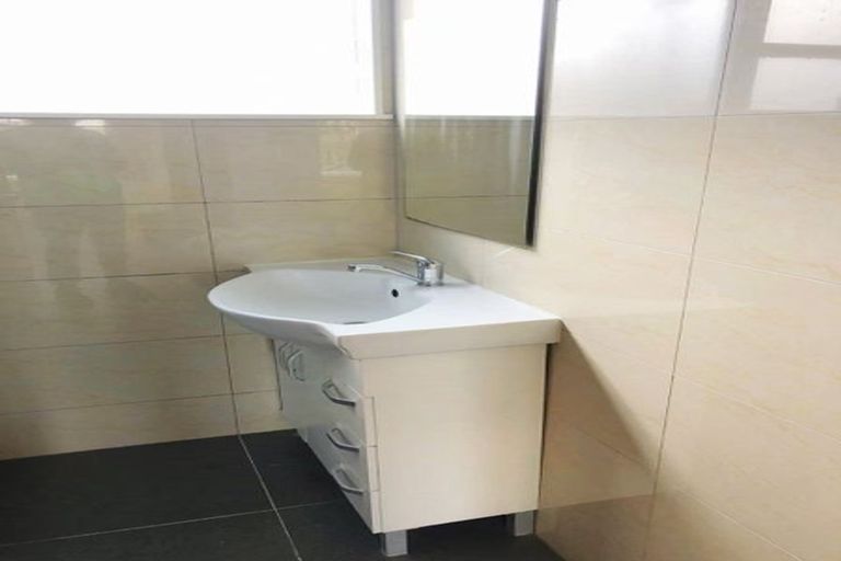 Photo of property in 3 Trinidad Road, Sunnynook, Auckland, 0620