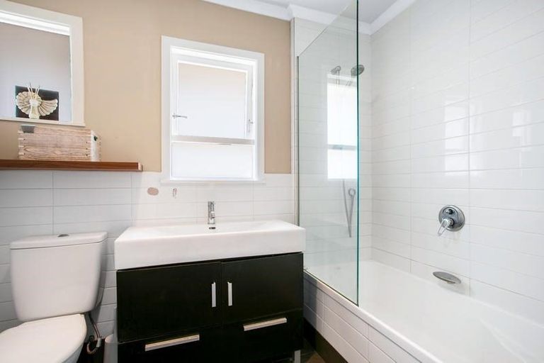 Photo of property in 42 Hilling Street, Titirangi, Auckland, 0604