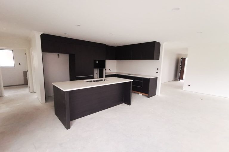 Photo of property in 10 Ropere Street, Kumeu, 0810