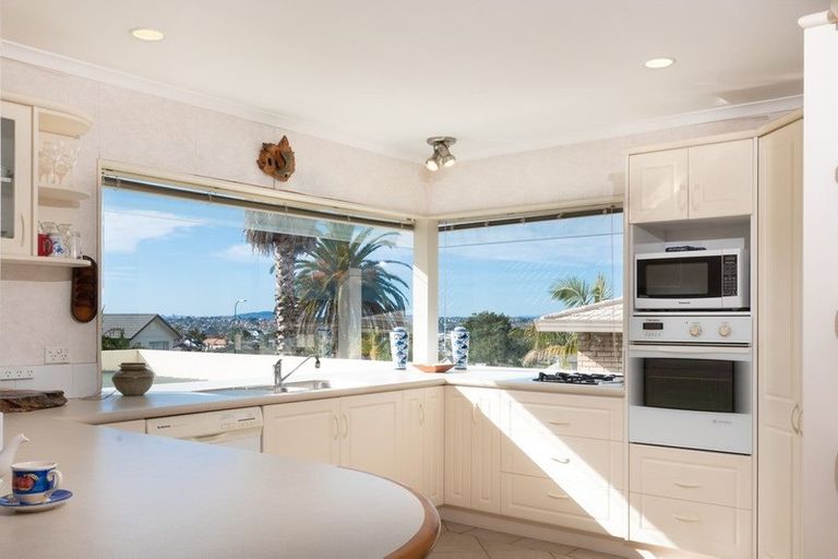 Photo of property in 28 San Bernadino Drive, Henderson, Auckland, 0612