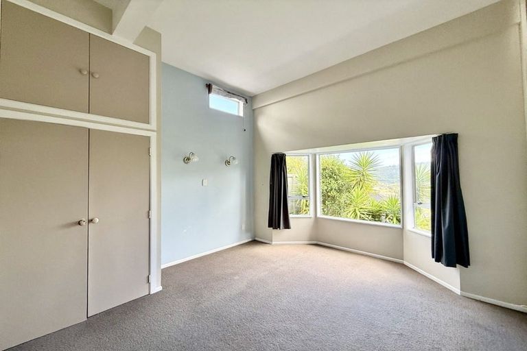 Photo of property in 17a Castle Crescent, Stokes Valley, Lower Hutt, 5019