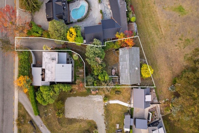 Photo of property in 2/83 Arawata Terrace, Sunshine Bay, Queenstown, 9300