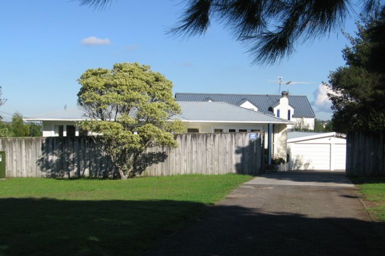 Photo of property in 2/414 East Coast Road, Sunnynook, Auckland, 0630