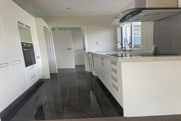 Photo of property in 2/33 Halberg Street, Glenfield, Auckland, 0629