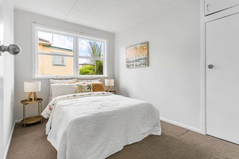 Photo of property in 559 Glenfield Road, Glenfield, Auckland, 0629