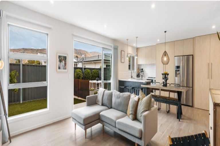 Photo of property in 16 Beveridge Road, One Tree Point, 0118