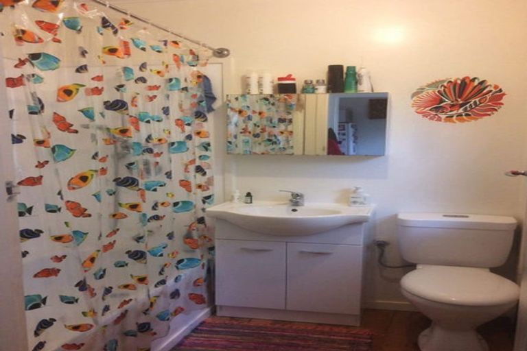 Photo of property in 2/2 Earl Road, Titirangi, Auckland, 0604