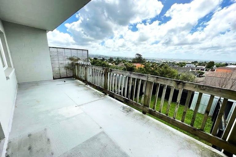 Photo of property in 14/242 Great North Road, Henderson, Auckland, 0612