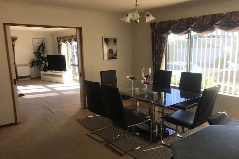 Photo of property in 18 Karamu Street, Te Atatu Peninsula, Auckland, 0610