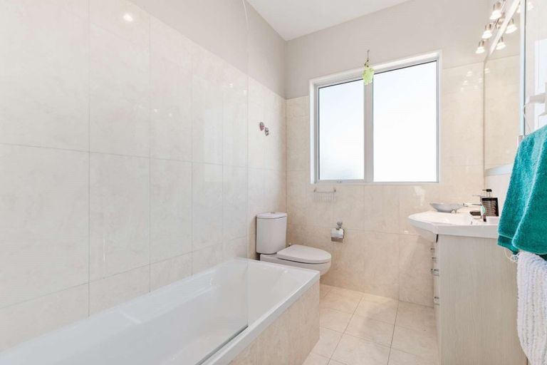 Photo of property in 2 Jammen Drive, Massey, Auckland, 0614